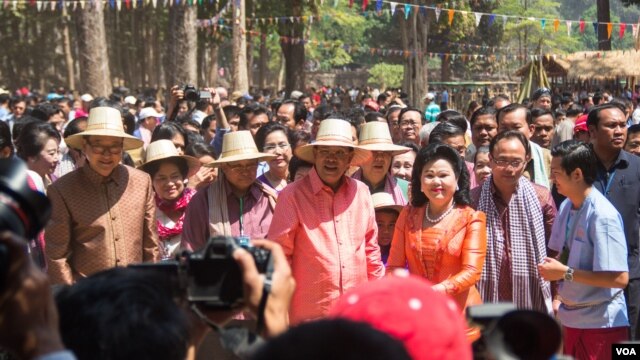 លោក សម រង្ស៊ី និងលោក ហ៊ុន សែន​ នៅ​​ក្នុង​​ពិធី​​បើក​​ព្រឹត្តិការណ៍​​អង្គរ​​សង្រ្កាន្ត​​​នៅ​​ខេត្តសៀមរាប​នៃ​​ប្រទេស​កម្ពុជា ឆ្នាំ២០១៥។​