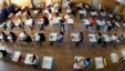 Para siswa yang baru lulus sekolah menengah mengikuti ujian masuk universitas di Strasbourg, Perancis. (Reuters/Vincent Kessler)