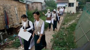 တအိမ္တက္ဆင္း သန္းေကာက္စာရင္းေကာက္ေနသူမ်ား။ (မတ္လ ၃၀၊ ၂၀၁၄)