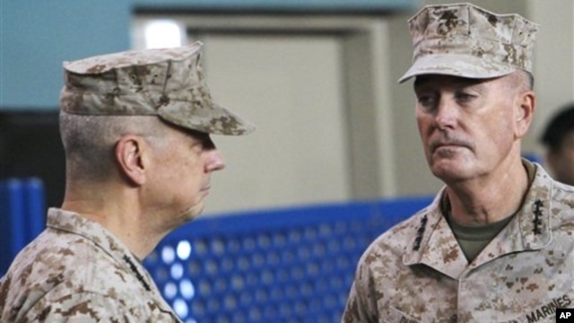 Jenderal John Allen (kiri) melakukan serah terima Komado Pasukan NATO di Afghanistan kepada Jenderal Marinir Joseph Dunford di Kabul Afghanistan hari Minggu (10/2).