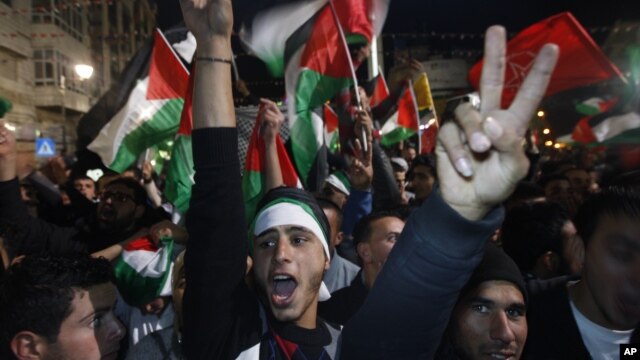 Người dân Palestine ăn mừng vì kết quả biểu quyết của Đại Hội Đồng Liên Hiệp Quốc, 29/11/2012. (AP Photo/Majdi Mohammed)