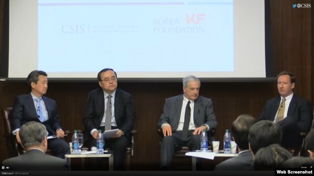 ¿ö½ÌÅÏÀÇ ¹Î°£ ´ÜüÀÎ Àü·«±¹Á¦¹®Á¦¿¬±¸¼Ò(CSIS)¿¡¼ 18ÀÏ ¹Ì±¹°ú Çѱ¹ÀÇ Àü¹®°¡µéÀÌ Âü¼®ÇÑ °¡¿îµ¥ ¡®¹Ì-ÇÑ µ¿¸Í¿¡ ´ëÇÑ ºÏÇÑÀÇ µµÀü¡¯À» ÁÖÁ¦·Î Åä·Ðȸ°¡ ¿·È´Ù. ¿ÞÂʺÎÅÍ ºòÅÍ Â÷ CSIS Çѱ¹ ¼®ÁÂ, ±è¼ºÇÑ Çѱ¹ °í·Á´ë ±³¼ö, ·Î¹öÆ® °¥·çÄ¡ Àü ±¹¹«ºÎ ºÏ Ç٠Ư»ç, ºê·ç½º Ŭ¸µ³Ê ÇØ¸®Æ¼Áö Àç´Ü ¼±ÀÓ¿¬±¸¿ø.