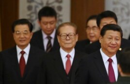 中國主席習近平和退休領導人​​江澤民、胡錦濤走進國慶65週年招待會會場（2014年9月30日）
