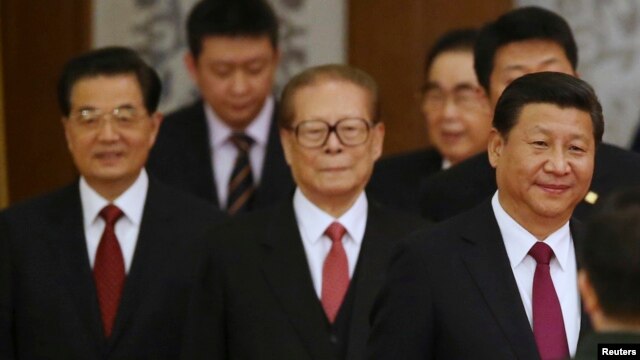 中国主席习近平和退休领导人江泽民、胡锦涛走进国庆65周年招待会会场(2014年9月30日)