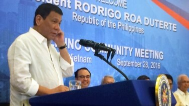 Tổng thống Philippines Rodrigo Duterte phát biểu trong một cuộc họp với Cộng đồng người Philippines ở Hà Nội, Việt Nam, ngày 28 tháng 9 năm 2016.