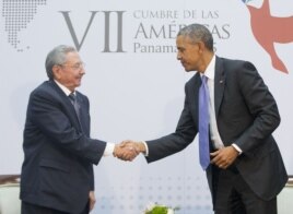 Tổng thống Mỹ Barack Obama và Chủ tịch Cuba Raul Castro bắt tay tại Hội nghị thượng đỉnh Châu Mỹ ở Panama City ngày 11 Tháng 4, 2015.