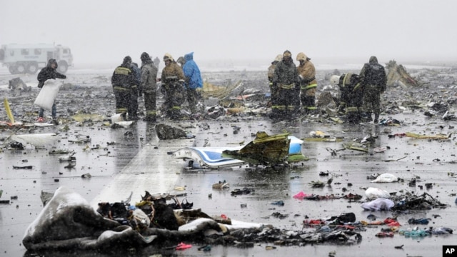 Các chuyên gia Nga đang điều tra hiện trường vụ rớt máy bay FlyDubai tại phi trường Rostov-on-Don ngày 19/3/2016.