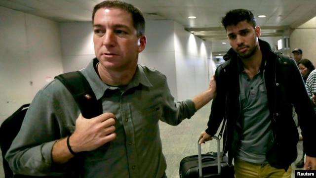 El periodista estadounidense Glenn Greenwald (izquierda), que destapó las revelaciones de Edward Snowden camina junto a su pareja, David Miranda.