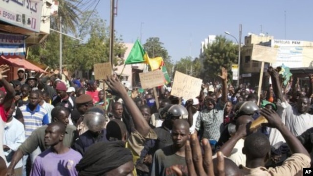 Malians demonstrate in Bamako on December 8, 2012, to demand a UN Security Council resolution (AFP/File, Habibou Kouyate)