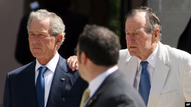 Los dos ex presidentes, George W. (izquierda) y George H. W. Bush (derecha). Sus mensajes fueron interceptados por hackers.