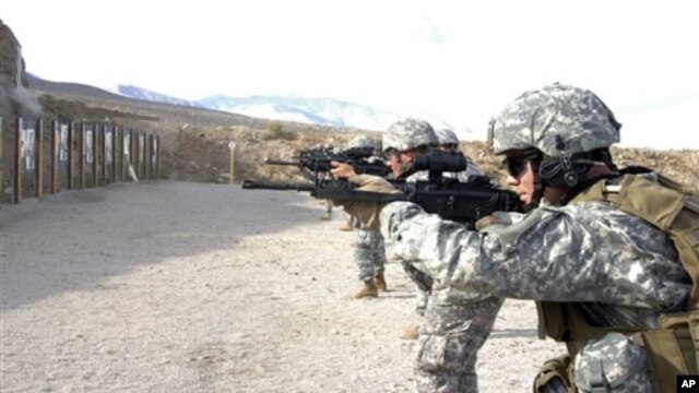 Binh sĩ Mỹ tập trận trong khu vực của kho đạn ở Hawthorne, Nevada. (Ảnh 29/9/200Ắ