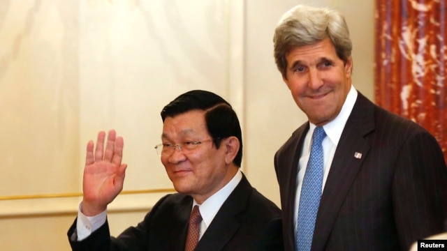 Ngoại trưởng Mỹ John Kerry và Chủ tịch nước Việt Nam Trương Tấn Sang đến dự bữa ăn trưa tại Bộ Ngoại giao Hoa Kỳ hôm 24/7/2013. 