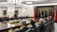 Bức ảnh do Văn phòng Báo chí Tổng thống Thổ Nhĩ Kỳ cung cấp cho thấy Tổng thống Thổ Nhĩ Kỳ Abdullah Gul (ở giữa) và Thủ tướng Thổ Nhĩ Kỳ Erdogan (thứ 7, bên trái) tại cuộc họp của Hội đồng An ninh Quốc gia ở Ankara, 26/12/2013
