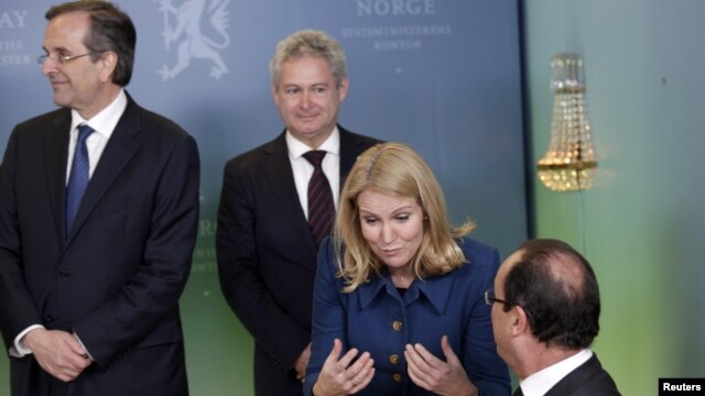 Greek Prime Minister Antonis Samaras (L) looks away as Prime Minister of Denmark Helle Thorning-Schmidt (2nd R) talks with French President Francois Hollande (R)  in Oslo, Sweden, December 10, 2012. 