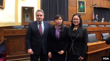 Dân biểu Chris Smith chụp ảnh chung với bà Vũ Minh Khánh (giữa) sau buổi điều trần hôm 10/5.