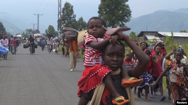 Displaced families flee renewed fighting between the Congolese Revolutionary Army (CRA) and Congolese army in Mugunga, near Goma, November 22, 2012. 