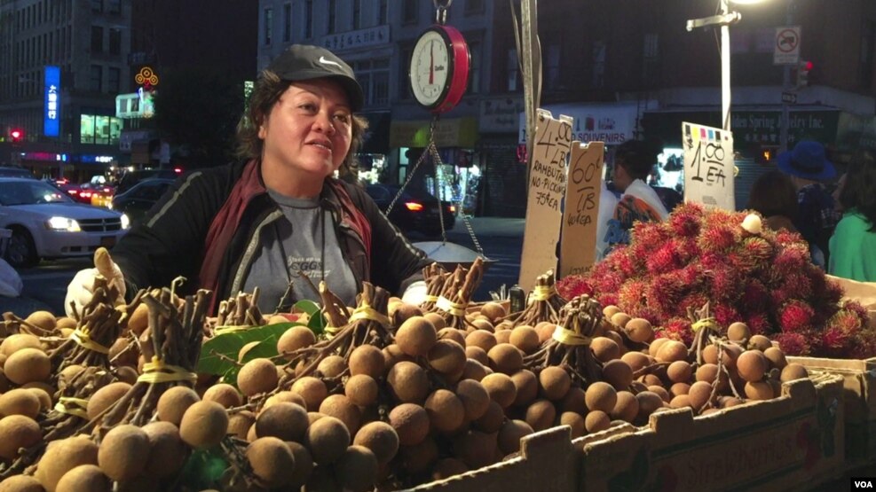 Bà Muội đứng bán hoa quả trên đường phố New York suốt 20 năm qua. 