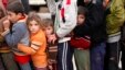 Trẻ em tỵ nạn Syria xếp hàng chờ nhận cứu trợ từ các cơ quan nhân quyền Thổ Nhĩ Kỳ tại trại tỵ nạn Bal al-Salam gần biên giới Thổ Nhĩ Kỳ, 22/12/2012