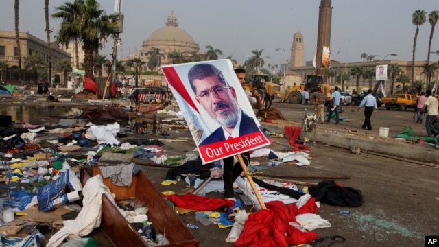 Hình Tổng thống Ai Cập Mohamed Morsi bị lật đổ giữa đống đổ nát sau vụ trấn áp doanh trại người biểu tình tại Quảng trường Nahda ở Cairo, ngày 15/8/2013.