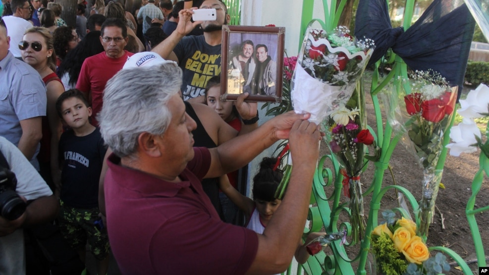 "Lamento la muerte de Juan Gabriel”, escribió en Twitter el presidente de México Enrique Peña Nieto.