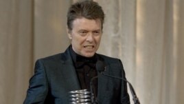 David Bowie es músico, actor, productor y arreglista musical. 