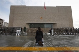 一位妇女跪在中国最高法院前（资料图片）
