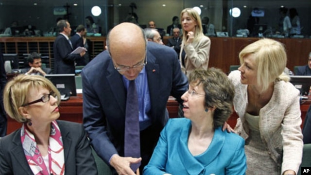 France's Foreign Minister Alain Juppe (2nd L) greets European Union High Representative for Foreign Affairs and Security Policy Catherine Ashton (2nd R) during an EU foreign ministers meeting at the EU Council in Brussels, May 23, 2011