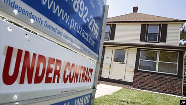 A sign says 'under contract' in front of a house in Point Pleasant Beach, New Jersey, May 27, 2011 (file photo)