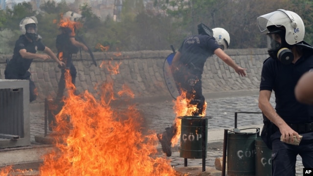 Riot police run from fire bombs thrown by protesters as they blame ruling AK Party government for mining disaster in western Turkey, Ankara, May 14, 2014.
