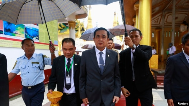 Thủ tướng Thái Lan Prayuth Chan-ocha (giữa) đến thăm Chùa Shwedagon trong chuyến công du Myanmar, 10/10/14