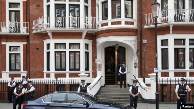British police stand outside Ecuador's embassy, where Wikileaks founder Julian Assange is seeking asylum, London, August 16, 2012. 
