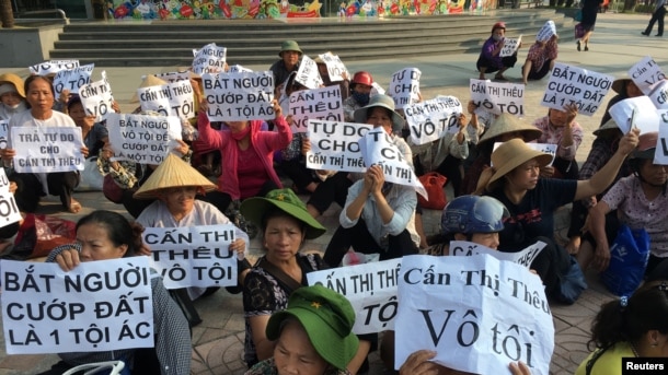 Nông dân làng Dương Nội biểu tình bên ngoài phiên toà xử bà Can Thị Thêu, 20/9/2016.