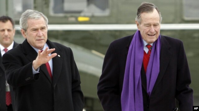 Cựu tổng thống George H. W. Bush và con cựu tổng thống George W. Bush