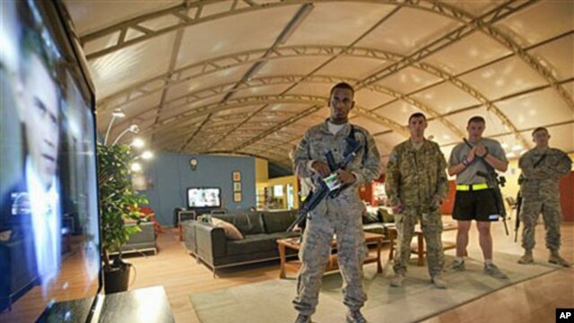 Spc. Gavin Fruge, 22, of Crowley, La., left, watches a rebroadcast of President Barack Obama's speech on proposed troop withdrawal with fellow soldiers at Kandahar Airfield in Kandahar, Afghanistan, June 23, 2011 (file photo)