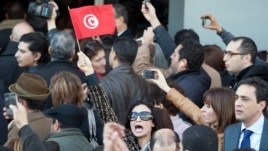 Des Tunisiens manifestant après l'assassinat de Chokri Belaïd