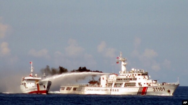Tàu Trung Quốc dùng ròi rồng phun vào tàu kiểm ngư Việt Nam (Ảnh do Cảnh sát biển Việt Nam công bố ngày 4/5/2014).