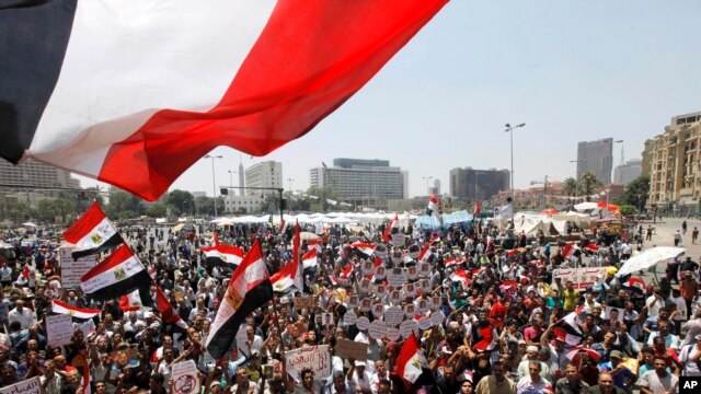 Những người chống đối đã tụ tập ngày càng đông tại Quảng trường Tahrir, phất cờ Ai Cập và yêu cầu ông Morsi từ chức. (AP Photo/ Amr Nabil)