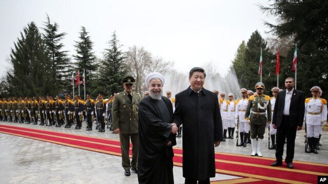 2016年1月23日，习近平主席同鲁哈尼在德黑兰萨阿达宫正式欢迎仪式前握手。
