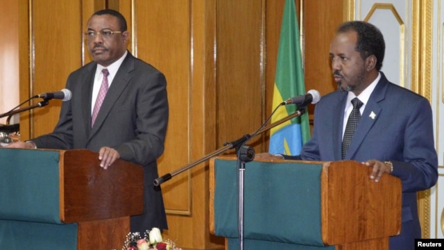 Novo presidente somali, Hassan Sheikh Mohamud (à direita) discursando durante a sua primeira visita ao estrangeiro - Etiópia em Novembro