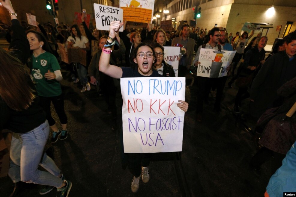 在新奥尔良市反对川普当选美国总统的示威群众中，有人手持标语&ldquo;不要川普，不要三K党，不要法西斯美国&rdquo;（2016年11月10日）