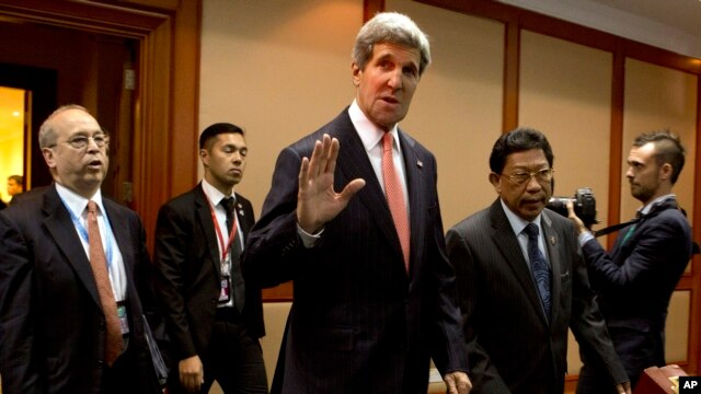 Ngoại trưởng Mỹ John Kerry vẫy chào khi đến dự Hội nghị các Bộ trưởng Mỹ-ASEAN tại Bandar Seri Begawan, Brunei, ngày 1/7/2013.