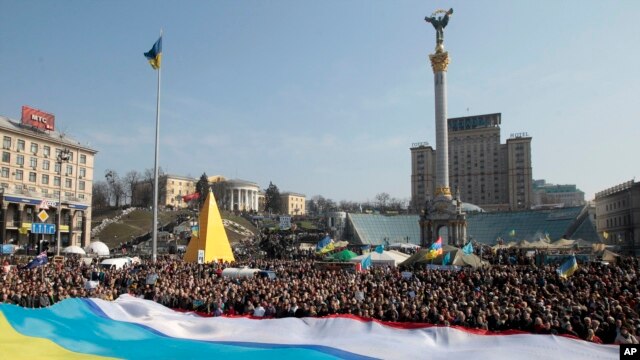 Dân chúng giương các quốc kỳ khổng lồ của Ukraine và vùng Crimea trong cuộc mít tinh tại Quảng trường Độc Lập trong thủ đô Kyiv, ủng hộ sự toàn vẹn lãnh thổ Ukraine, 23/3/14