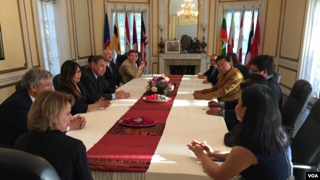 Chum Bunrong, the Cambodian Ambassador to the US and his delegates are holding an unofficial meeting with the US Ambassador to Cambodia, William Heidt and his delegates at the Cambodian Embassy in the United States on August 26, 2015. (Meng Kimseng/VOA Khmer)