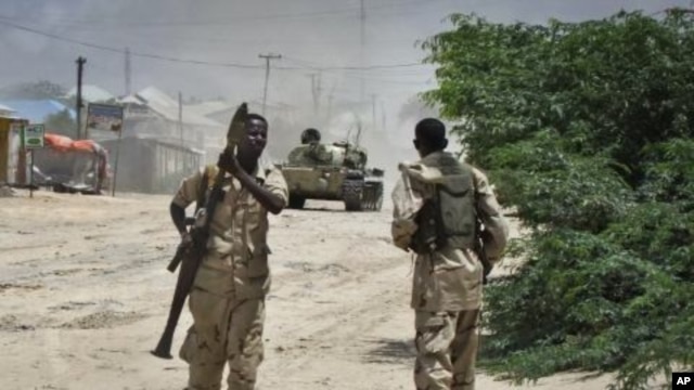 Somali government soldiers take positions during clashes with Islamist militants in Mogadishu, Somalia, October 10, 2011.
