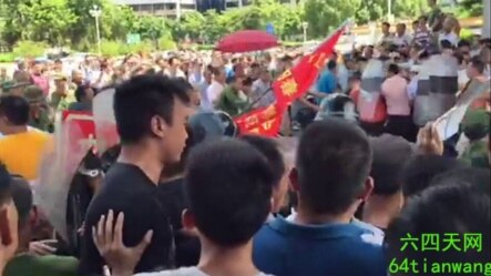 数以百计越战老兵到阳江市政府抗议克扣老兵补贴 (六四天网图片)