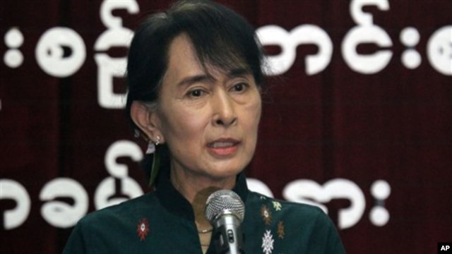 Bà Aung San Suu Kyi phát biểu trong cuộc họp báo tại trụ sở của Liên minh Toàn quốc Ðấu tranh cho Dân chủ tại Yangon, ngày 8/10/2012