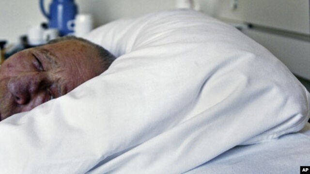 An unidentified man suffering from Alzheimer's disease sleeps all day before passing away in a nursing home in the Netherlands, July 2008. (file photo)