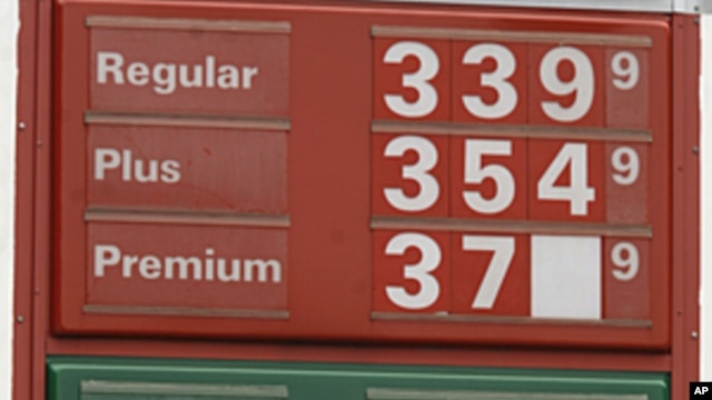 Gas Station manager Joseph Sublett changes a sign reflecting reflecting lower prices in Little Rock, Arkansas, June 22, 2011(file photo)