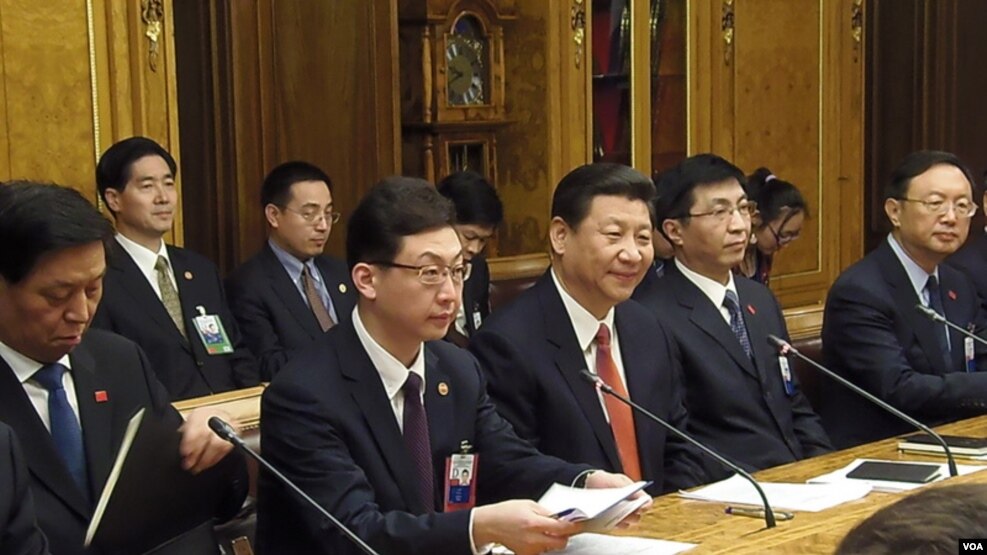 中共中央办公厅主任栗战书，翻译，习近平，王沪宁，杨洁篪（从左到右）2013年3月23日在俄罗斯国家杜马。（美国之音白桦拍摄）