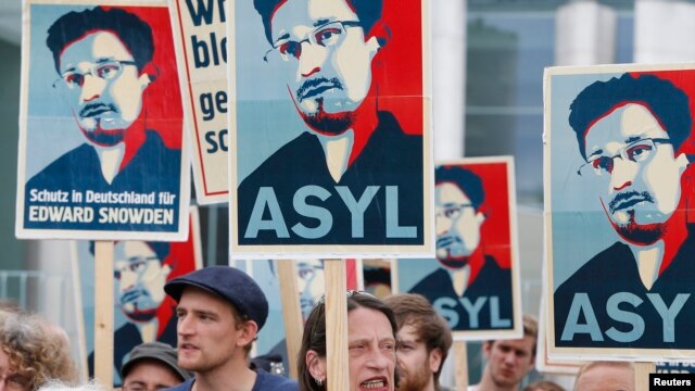 Tuần hành ủng hộ Edward Snowden tại Berlin. 